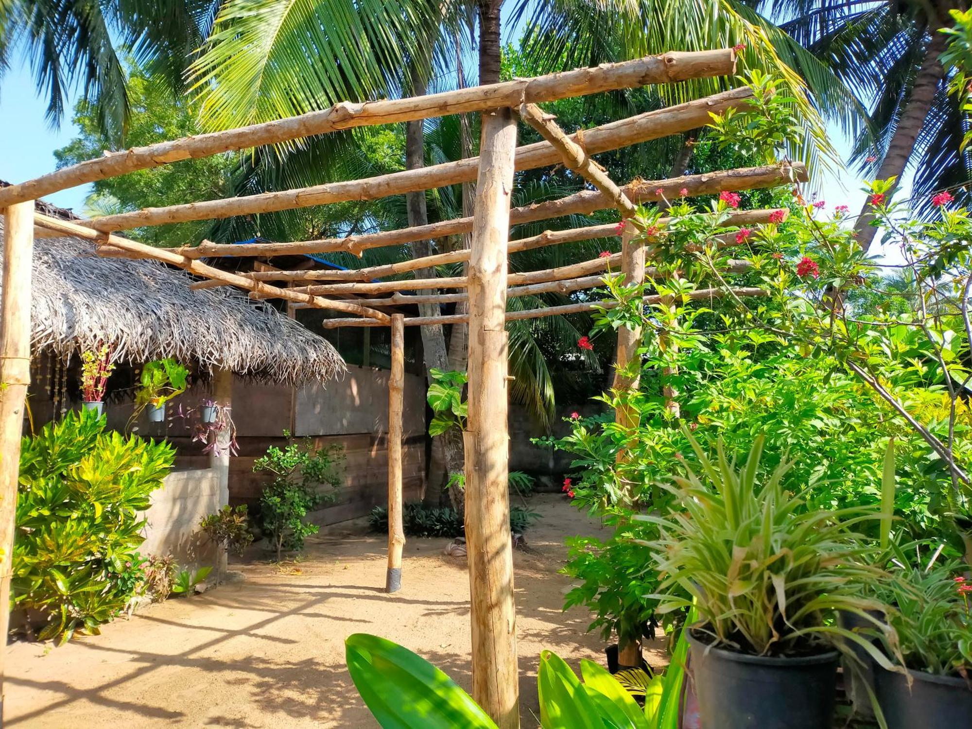Hotel Eastwind Surf Camp Arugam Bay Esterno foto